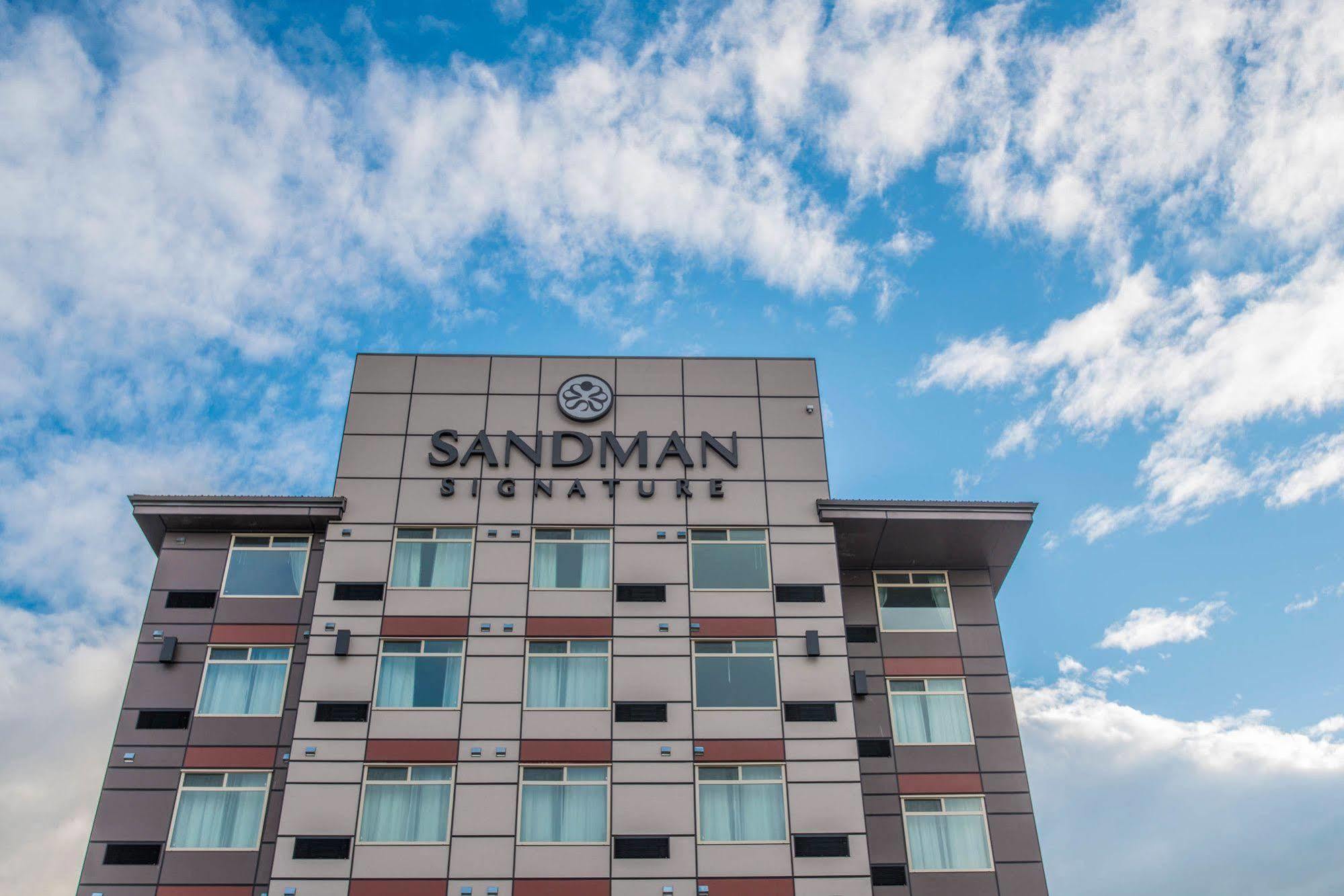 Sandman Signature Calgary Airport Hotel Exterior photo